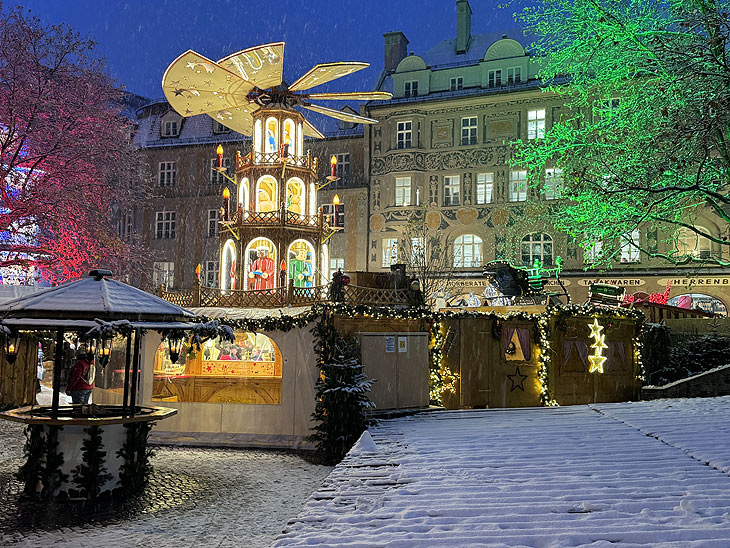 auch 2024 wieder gibt es die Kaisers Schlemmerpyramide auf dem S Rindermarkt in München. Schlemmen wie Gott in Frankreich am Rindermarkt bei Kaiser`s Schlemmerpyramide - besonders schön wenn es dann auch einmal schneit wie im Vorjahr 2023 (©Foto:Martin Schmitz)